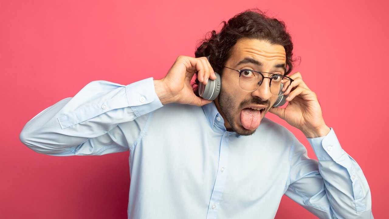 7 Funniest Ways to Answer the Phone